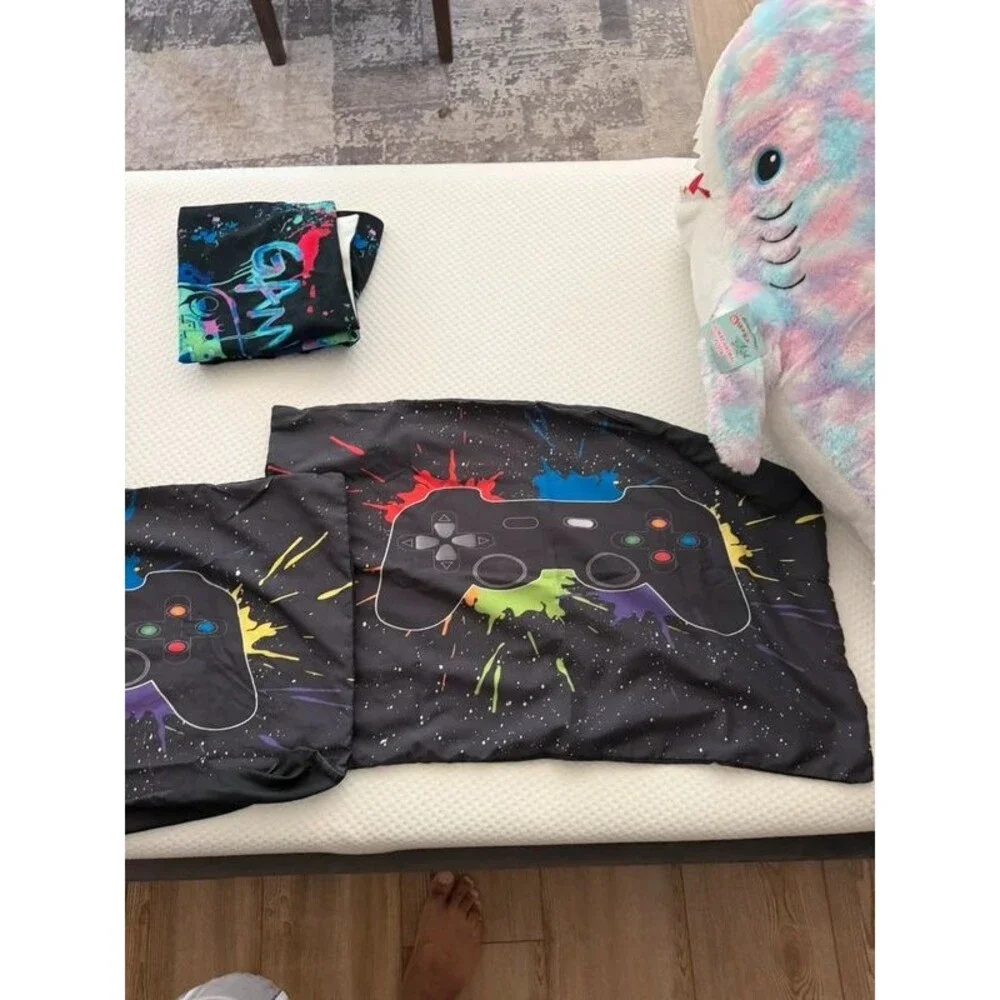 N/A black comforter